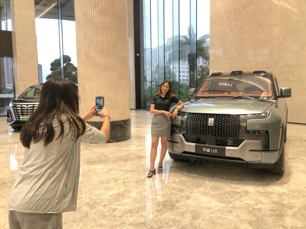 Κινέζικο πολυτελές αυτοκίνητο